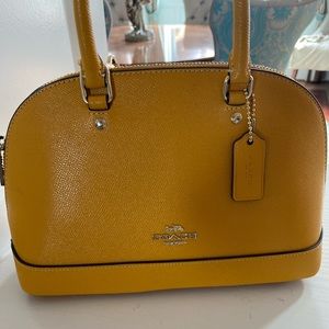 Coach purse and wallet set. Excellent condition. Perfect for spring and summer!